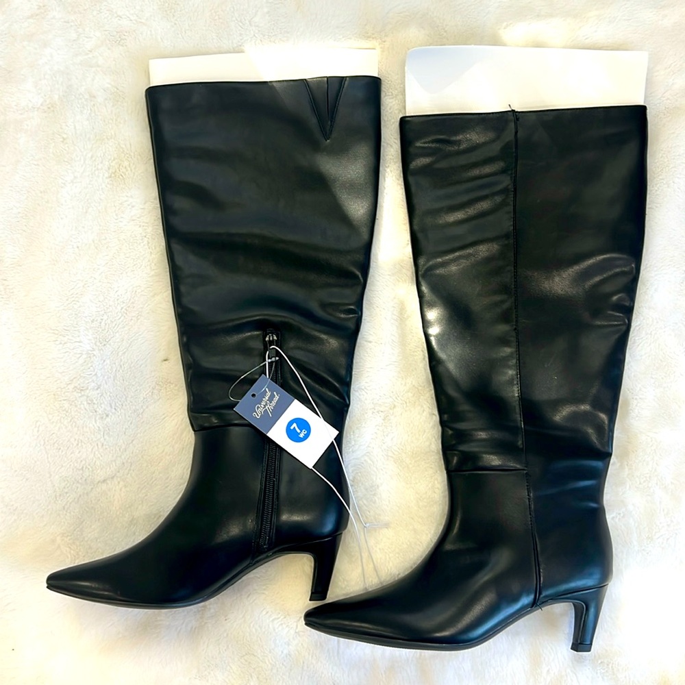 NWT Universal thread boots